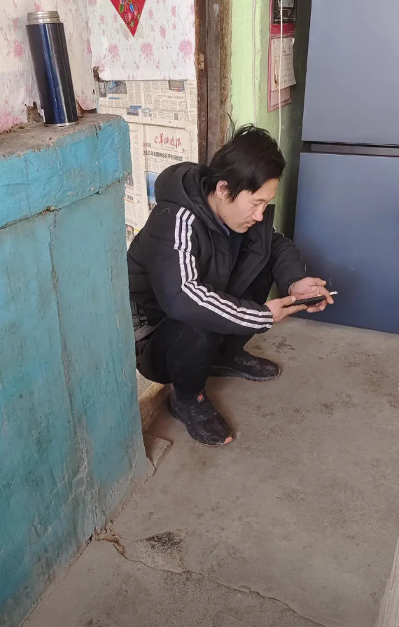 我在广州工作，有一天二叔让我帮他订票，找他要钱他却翻脸，我也没闹，只是退款退票