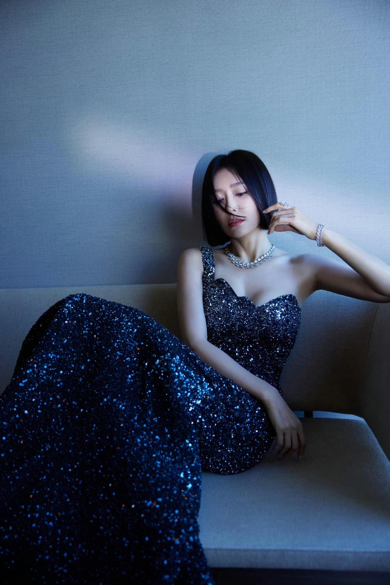 秦岚短发剪碎了月光蓝裙裹着一整片深海的光钻石在颈间呼吸把喧嚣都沉进寂静的