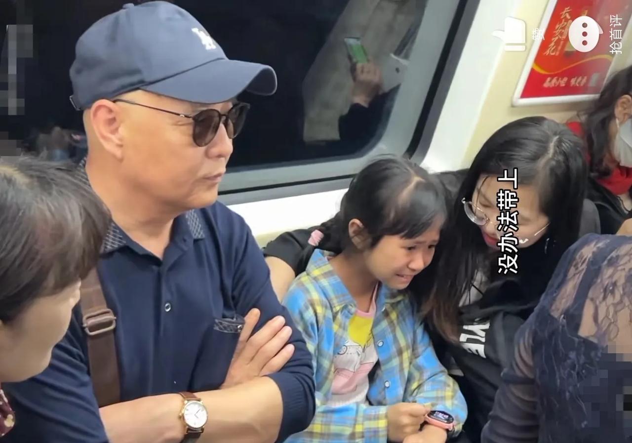 得理不饶人，差不多行了。地铁上，带孩子坐地铁的妈妈与大妈吵起来。孩子妈妈认为大