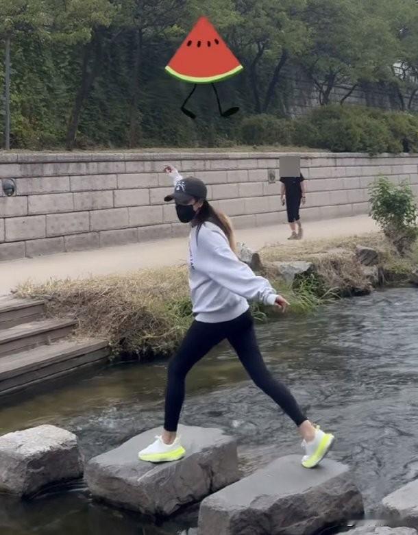 近日，演员金喜善在自己的Instagram上传了多张照片。公开的照片中，金喜善