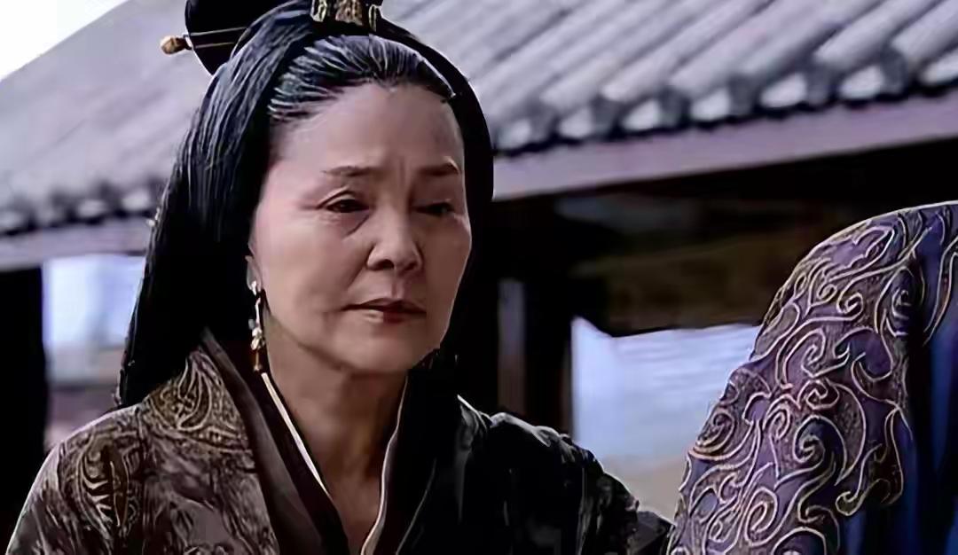 公元前135年，窦太后在长乐宫病重。她把19岁的刘彻叫到床前，浑浊双眼突
