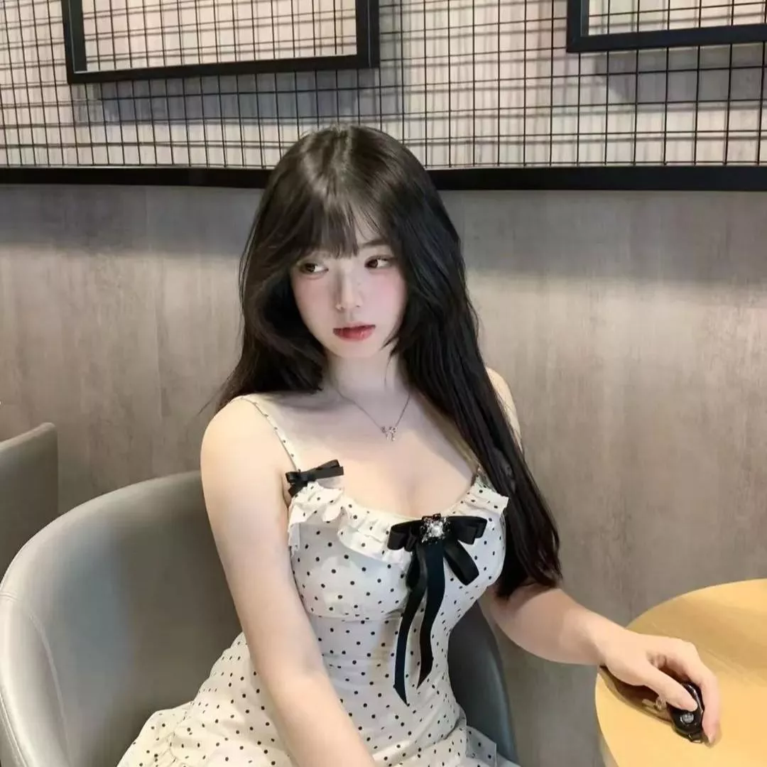 复古法式少女，优雅迷人，咖啡馆的午后时光。