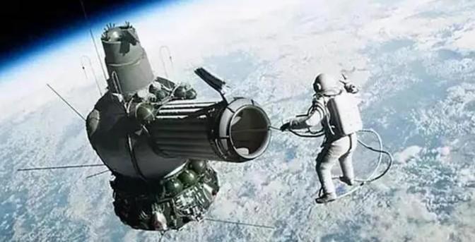 1991年，苏联一名宇航员刚飞上太空，国家解体了。他被遗落在太空上311天。当他