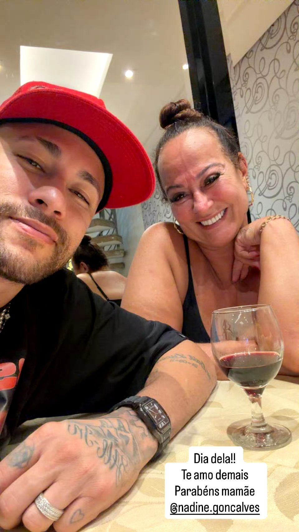 内马尔妈妈生日快乐