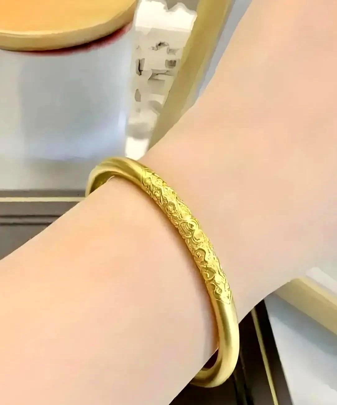 心碎了一地！金价这是彻底失控了吗？6月17日，一个30克的金镯子没有3万拿不