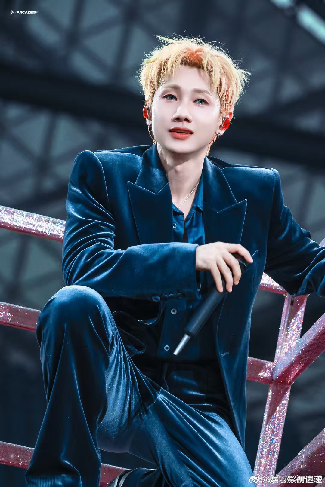 汪苏泷你怎么把人素龙顺走了舞台深情又温柔，私下却把素龙顺手带走，一脸无辜又懵圈，