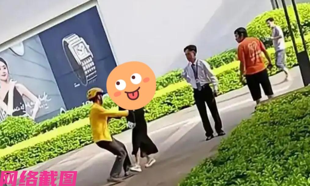 广西街头见得一幕情侣的分手，只见正在跑单的外卖小哥，遇到女友当街要求分手，后便见