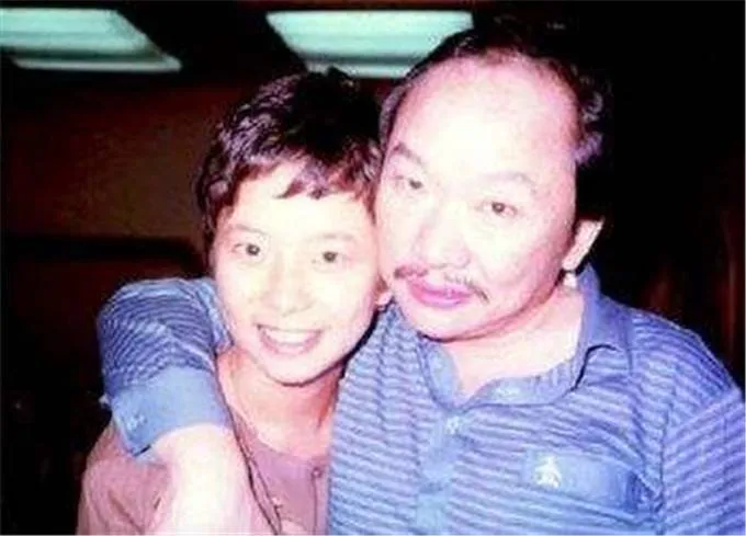 1958年，上大一的古龙辍学了，因为他迷上了一个舞女，还和她同居生了儿子郑小龙。