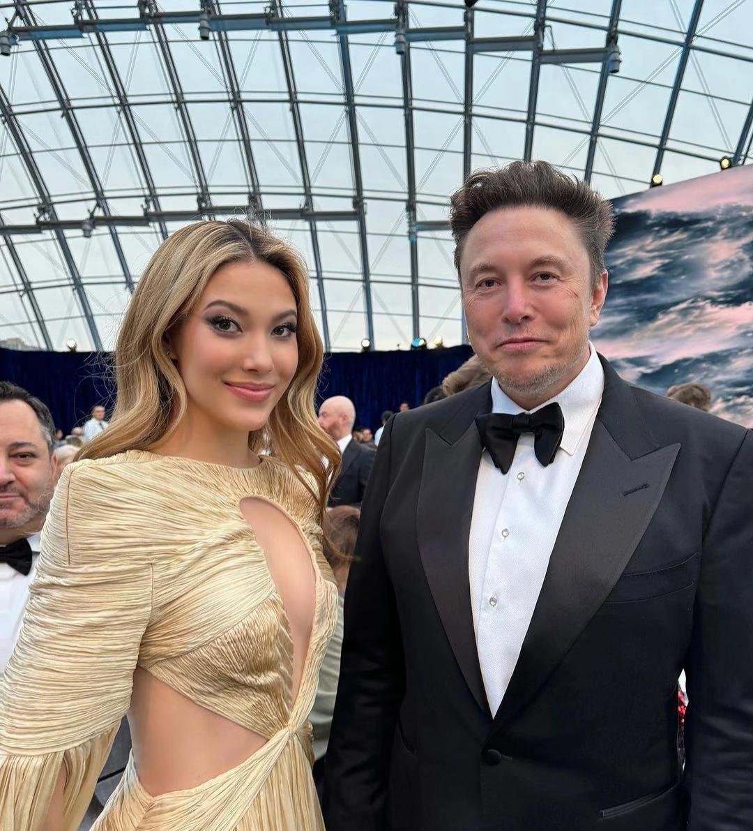 谷爱凌和马斯克合影，那张吊梢眼、厚嘴唇的妆容，看得我真是一愣。这还是那个在雪场