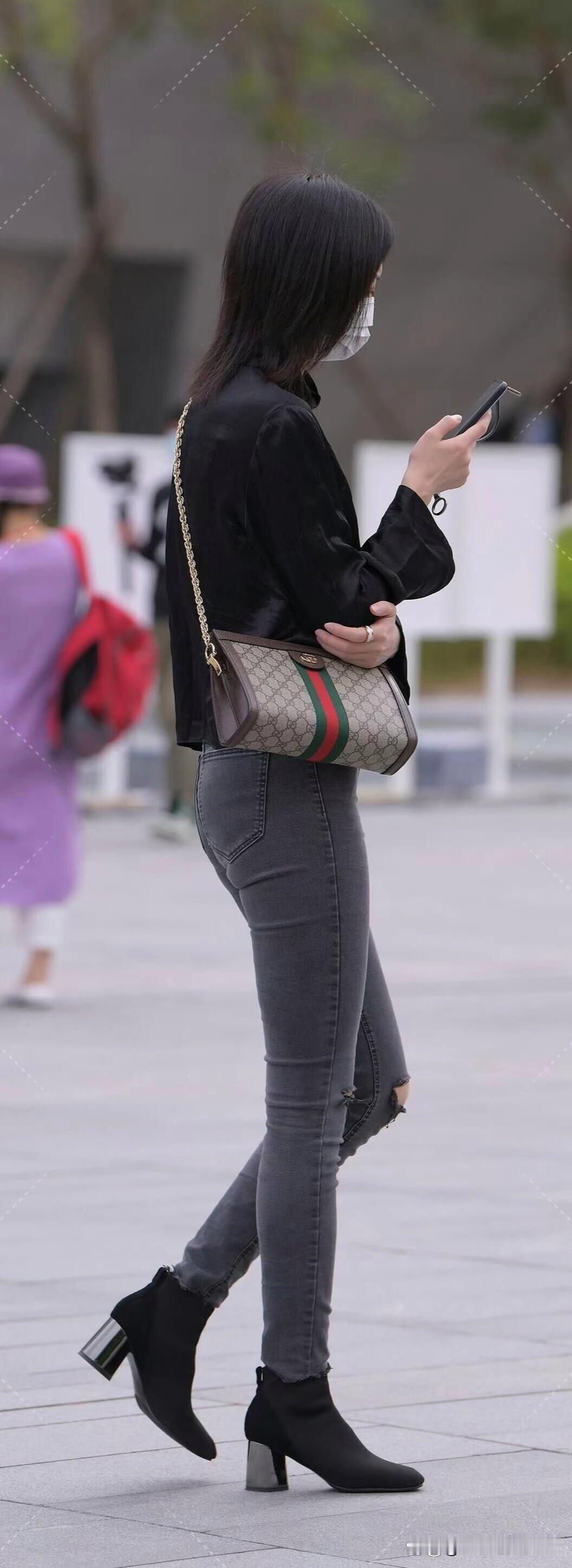 黑色外套配牛仔裤加高跟鞋，再拎上Gucci包，这搭配绝了，时尚感直接拉满！黑色