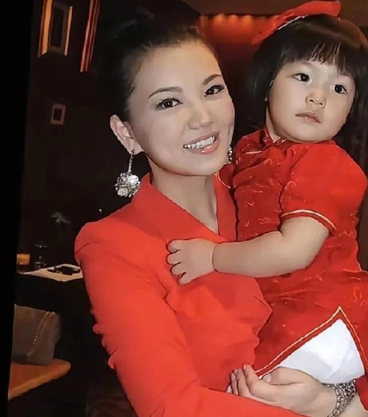 王诗龄晒出自己从小到大和母亲的合影后，父亲王岳伦酸溜溜的评论道：“怎么没有和爸爸