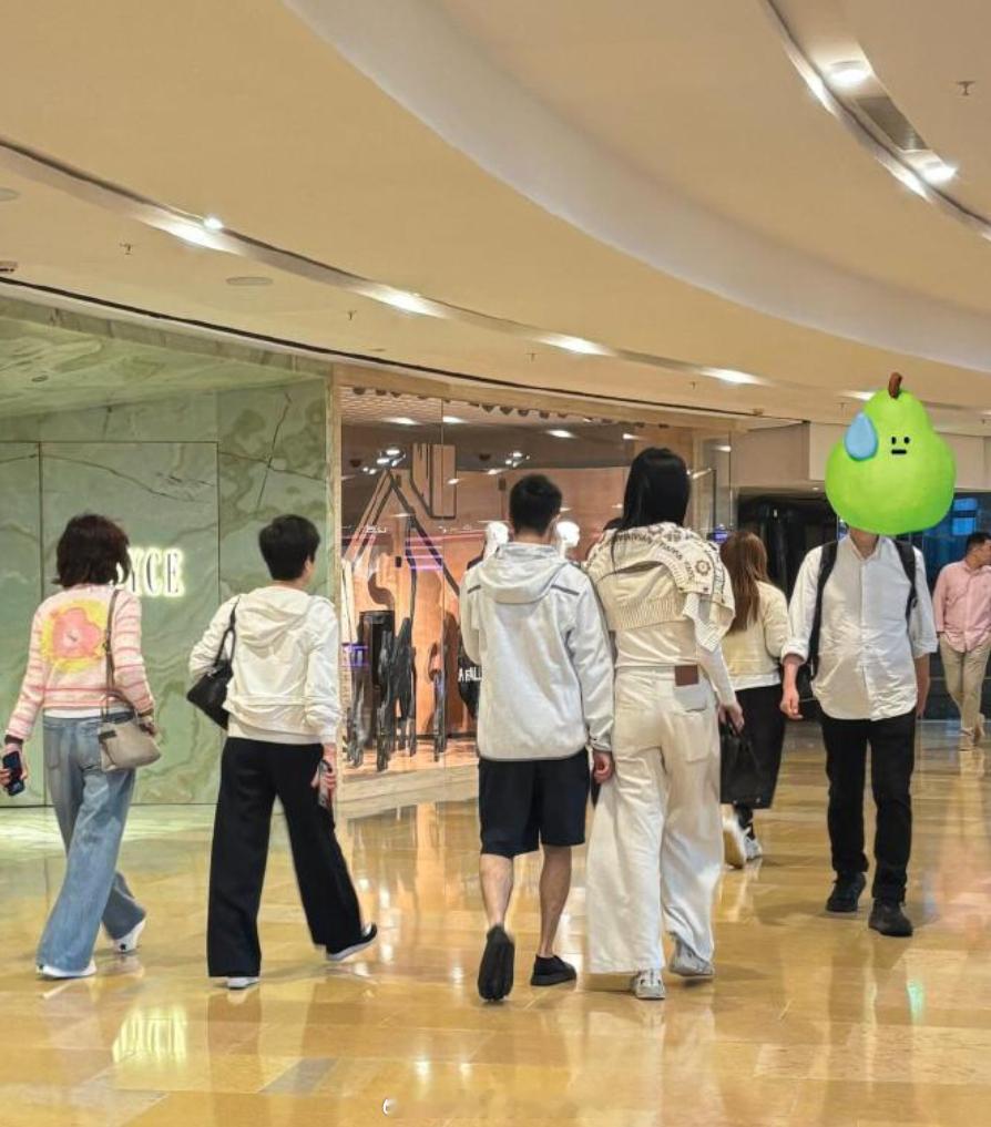 网友香港偶遇何猷君奚梦瑶逛街网友在香港太古广场偶遇何猷君奚梦瑶夫妇逛街，夫妻俩