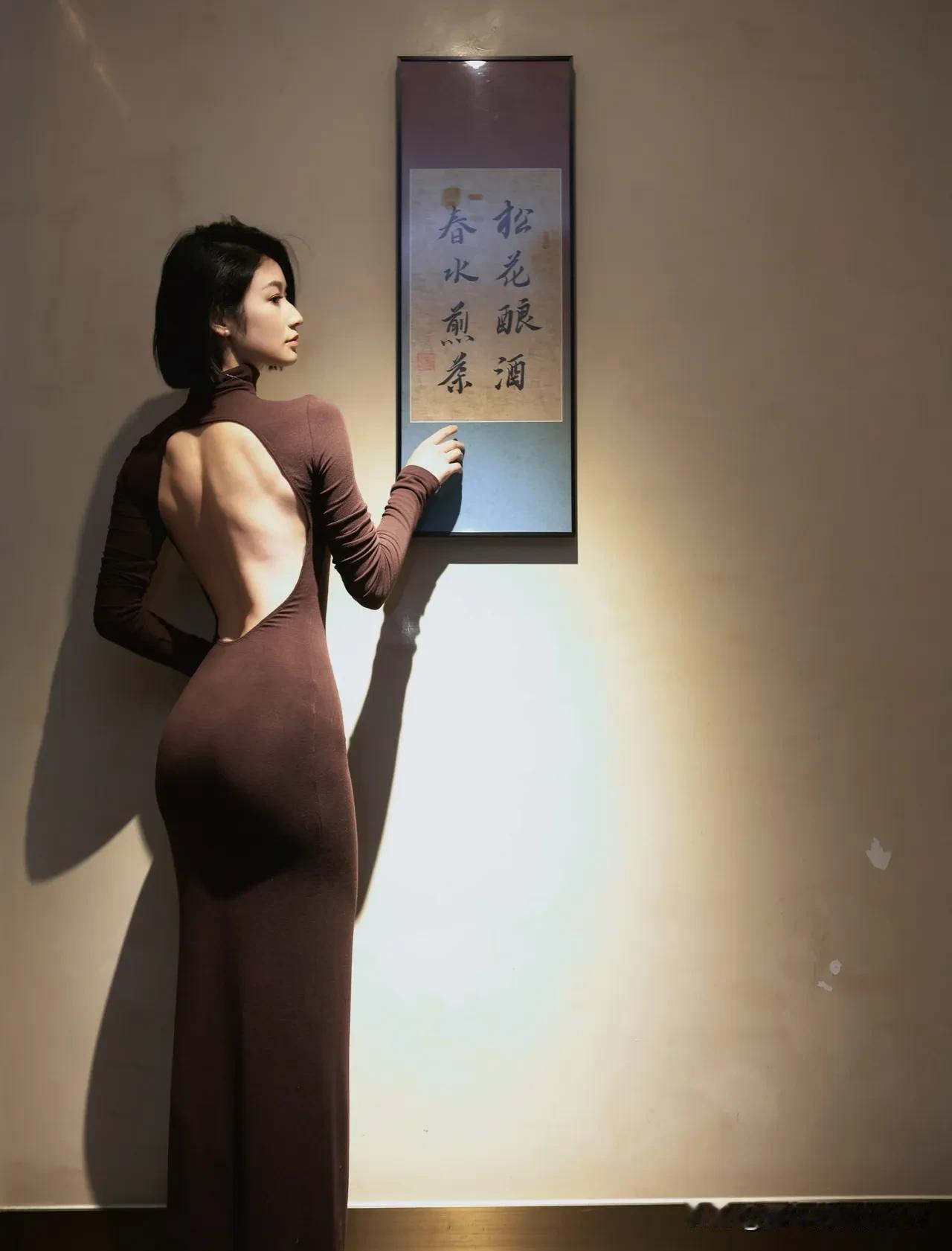 优雅女子与古风字画，静谧时光的美好瞬间。