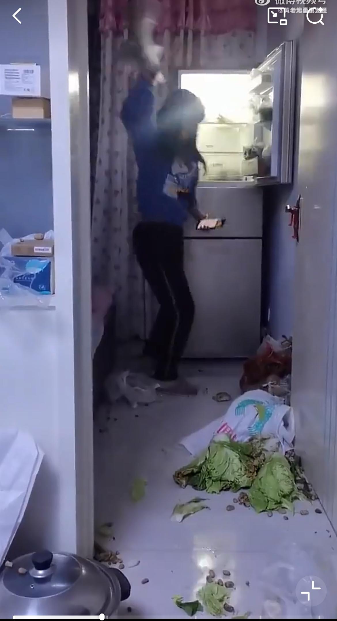 视频里的女人狠砸冰箱里的菜，据说是因为老公给妈妈转了1000块钱。她在老公的手