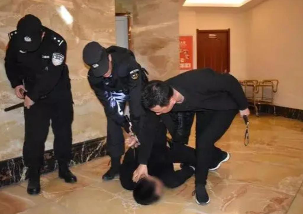 怒炸！拾荒老人无故被踹，3人被罚大快人心！背后的恶更该警惕。自作孽，不可活，