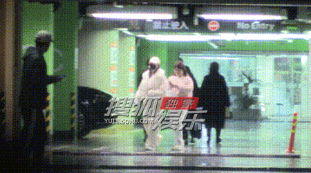 祝绪丹和爸妈逛街八卦媒体拍到祝绪丹和爸妈逛街，素颜大口吃东西，真实接地气！