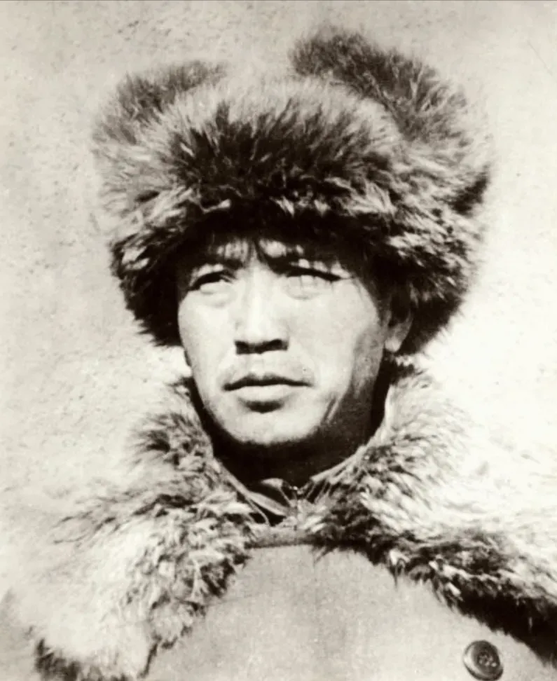 1947年3月，在东北局招待所——马迭尔宾馆内，正在召开一次重要会议。东北民主联