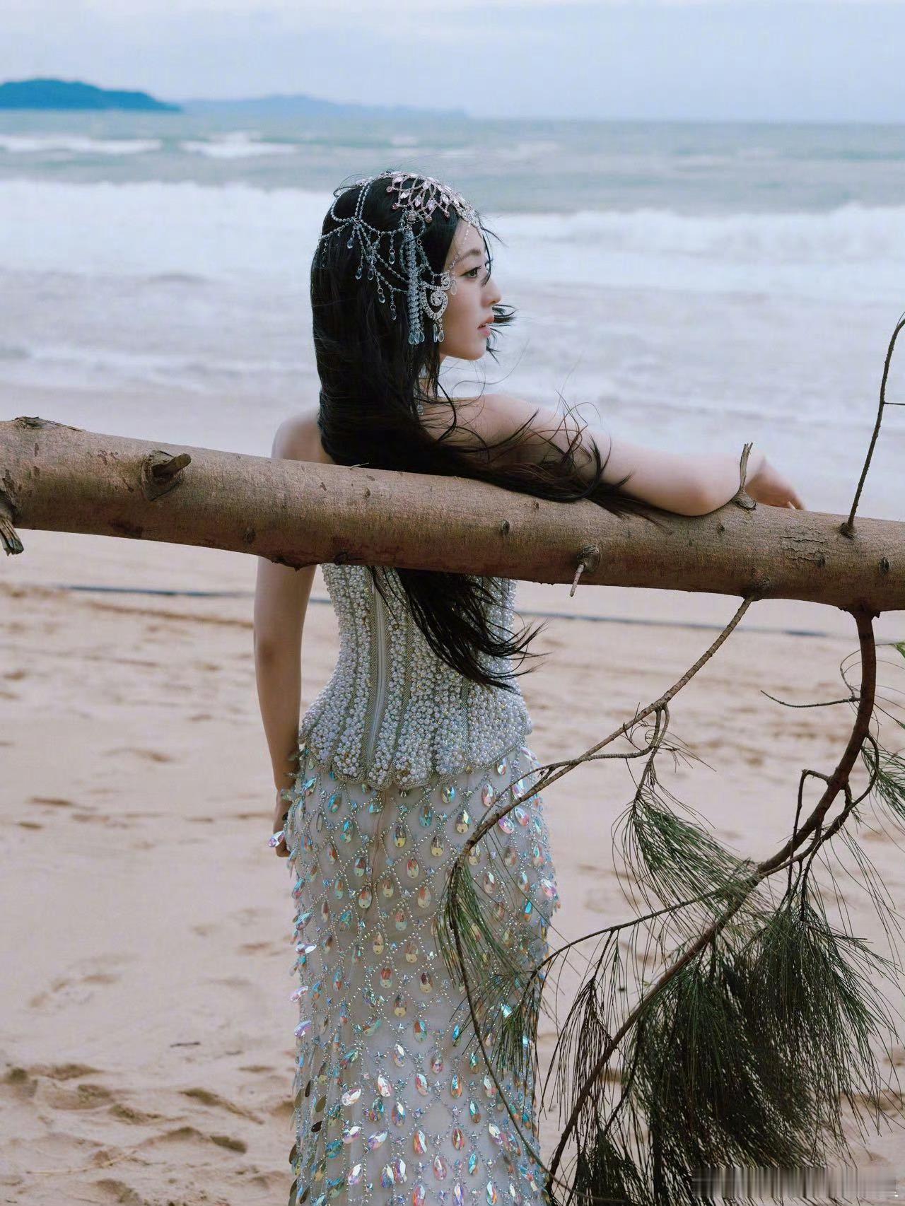 邢菲美成这样闪到我了惊艳值拉满！邢菲ELLE盛典出发图穿高定裙，珍珠+鳞片钻石