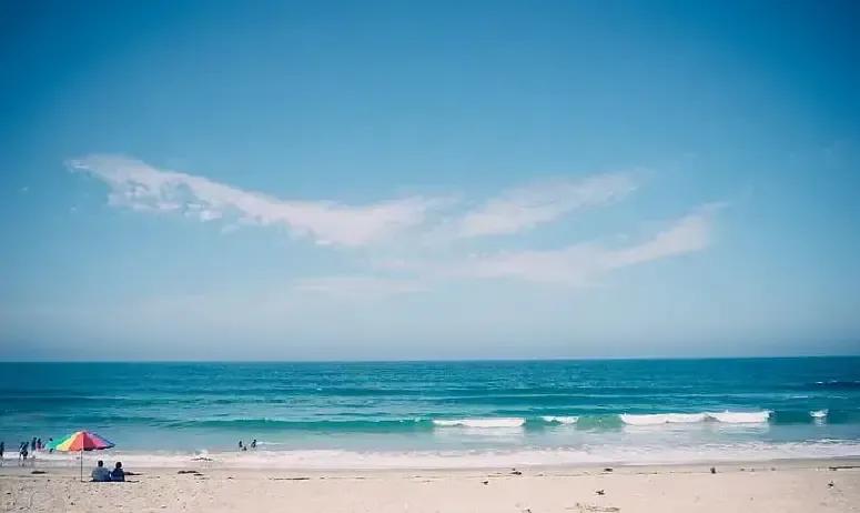 刷到一句话“把期待收回来，人生就顺了”，点赞飙到十万。我盯着屏幕愣半天，好像有