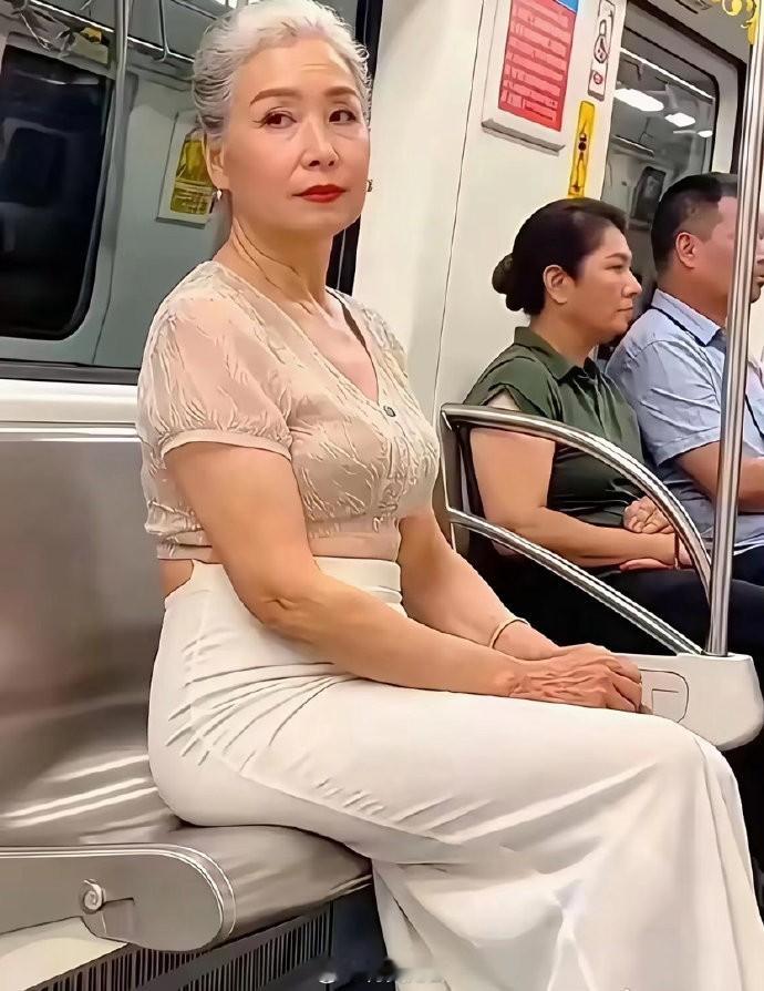 阿姨自信才这么穿，一点问题都没有，新潮不是年轻人的专利。
