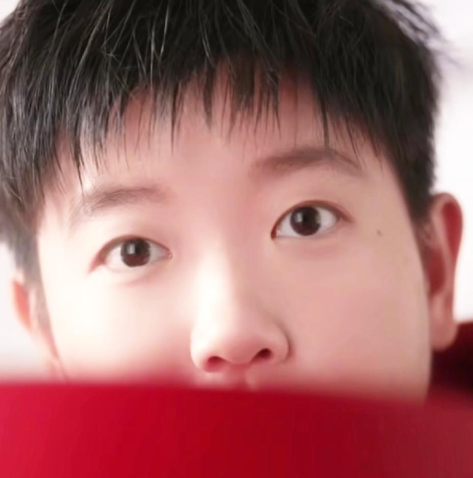 哇哇哇，这谁看谁不迷糊，这大眼睛瞬间撞到我的心里。还真是会拍，有种大片即