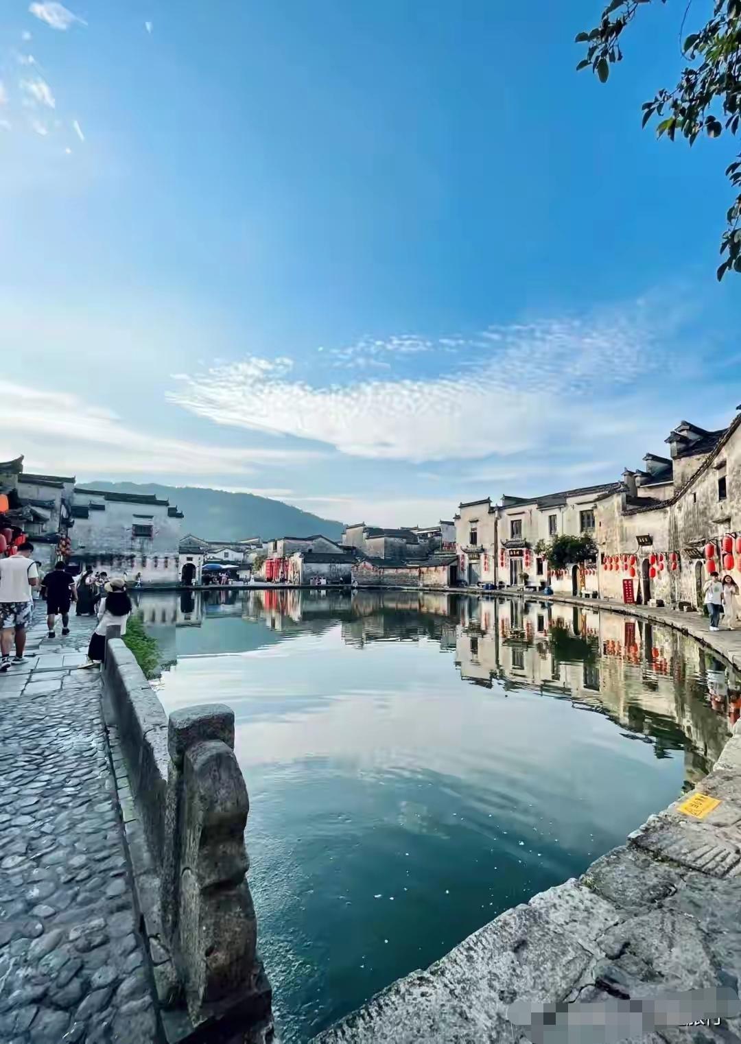 退休后想去的十个地方，我替你慢慢走了一遍前年陪父亲在宏村住了三天。清晨五点半