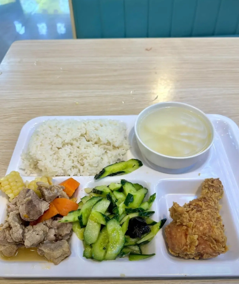 不懂就问，这样的一份饭菜，在学校卖16块，值吗？