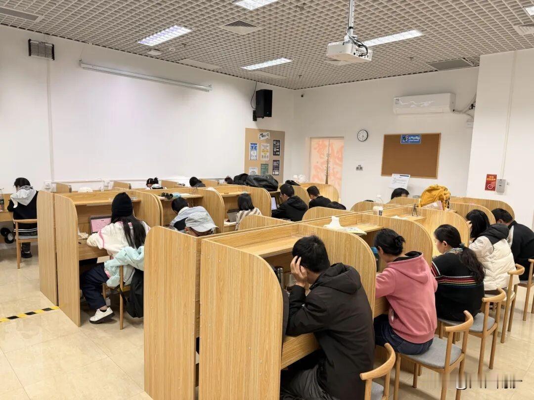 【南沙图书馆24小时自习室2.0版本升级改造完成】备考啃书更方便啦！南沙图书馆2