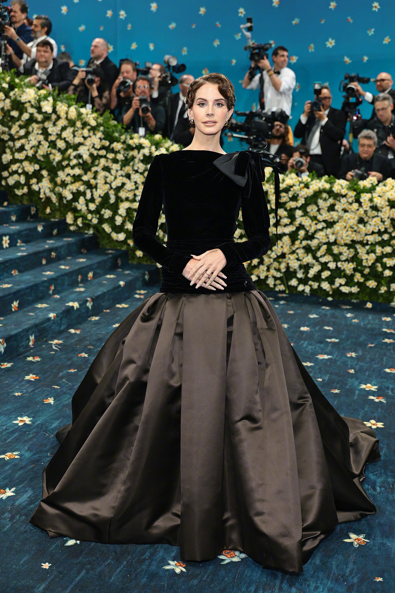 MetGala2025LanaDelRey亮相MetGala红毯，一身