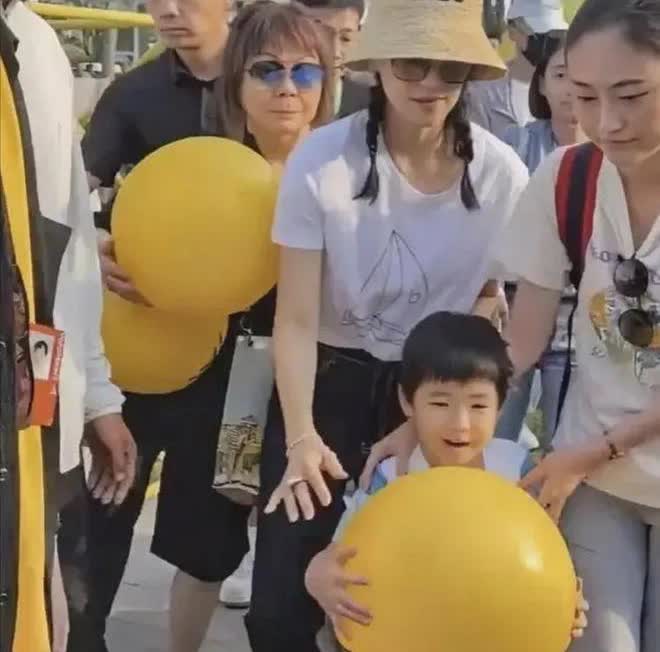 章子怡这小儿子长得像谁啊？有的说长得像皮裤，但是皮裤是四方脸，根本不像皮裤。更不