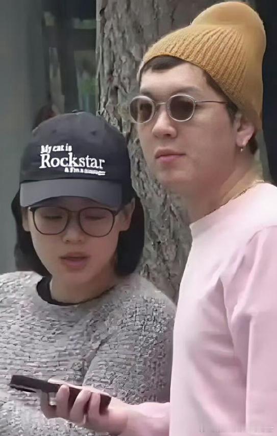 张曼乐左手无名指戒指张曼乐左手无名指戴了戒指张曼乐出席品牌活动时，左手无名指的