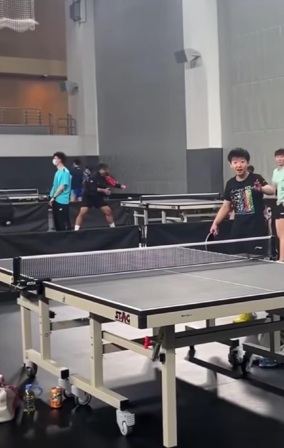 莎莎是编剧也是演员自编自导自演，可爱的一塌糊涂设计剧情，能当大导演她边笑边