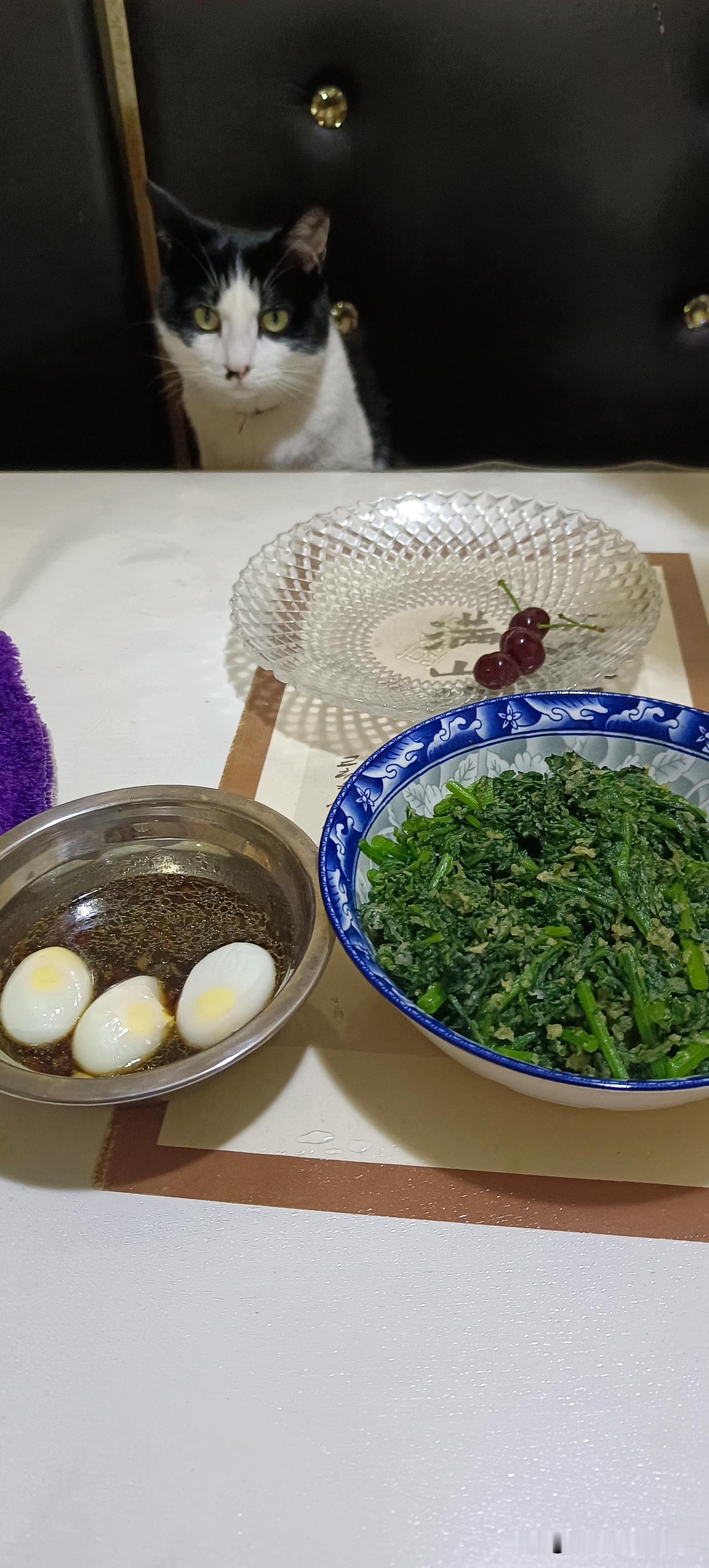 得了糖尿病真的天天不知道吃什么，感觉稍微吃点东西都会炸糖。但是如果天天吃那么一