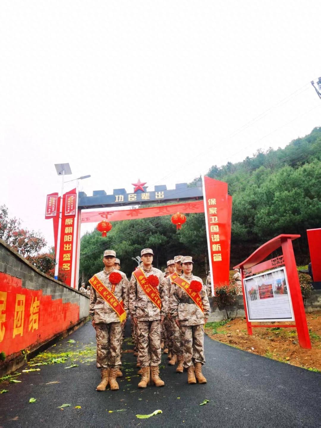 除了敬佩还是敬佩！贵州威宁一个小村寨火了，全村只有41户，却先后走出23位军人，