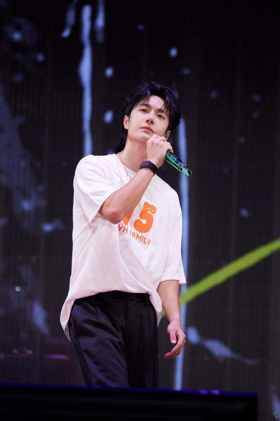 王一博的面相确实无法欺骗，网友们对他的印象非常准确。王一博的脸型棱角分明，给人