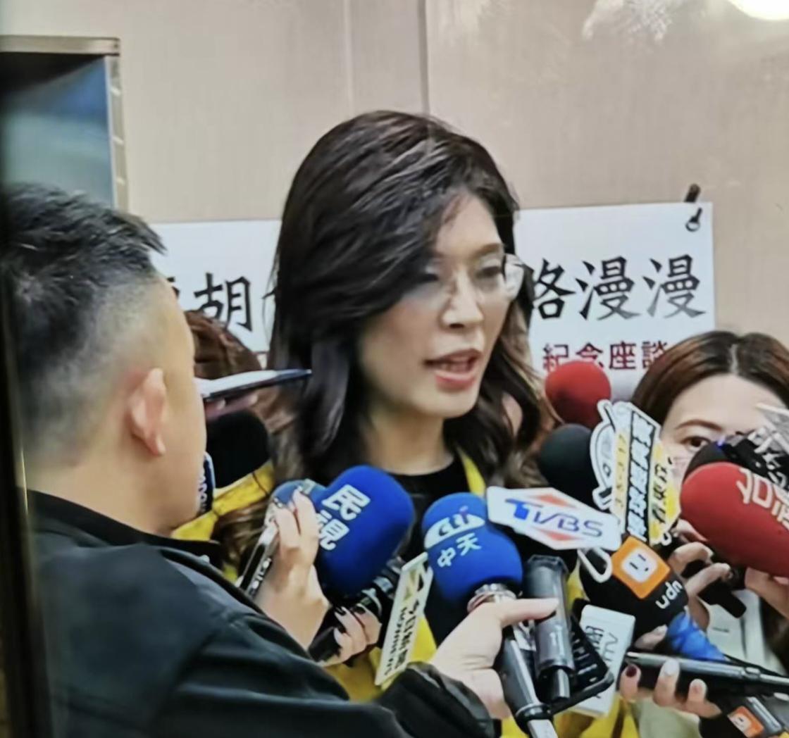 台湾深蓝民众这样形容，三个韩国瑜、十个卢秀燕、三十个侯友谊，加起来抵不过一个郑丽