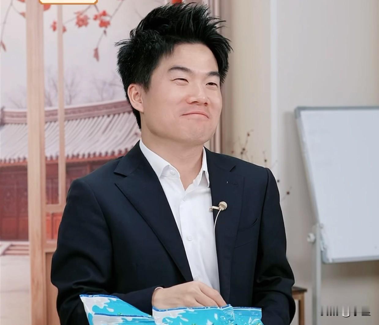 今天看董宇辉直播又是一场免费脱口秀[笑着哭]他问大家有没有吃过炮味的糖说小时