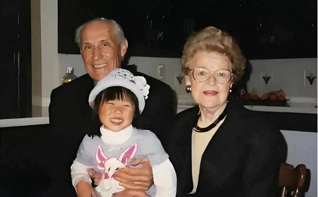 以前福利院挤不下，现在孤儿少了七成，手术能治的病都治了，补贴也发到位了。美国那