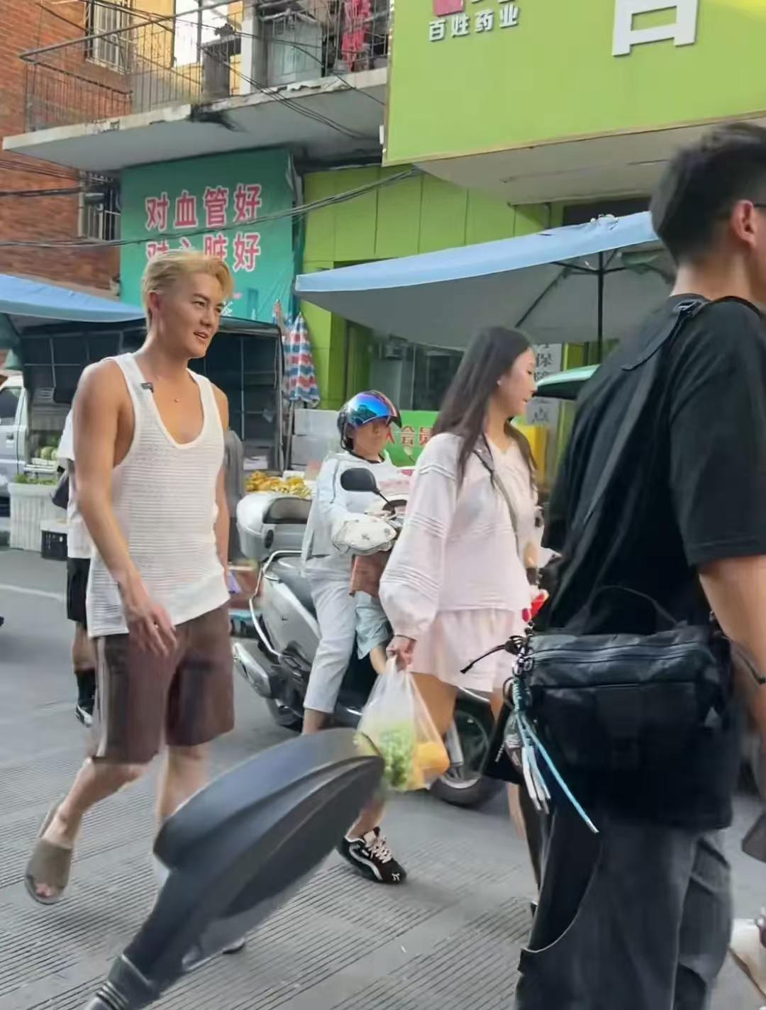 吴克群现身广西百色吴克群近期在广西百色掀起了一股热议，这位曾经的情歌王子不再