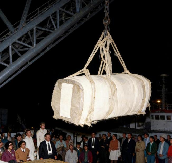 1953年，装着杜月笙尸体的棺材，被运抵台北码头时，一张罕见的镜头，从照片中我们