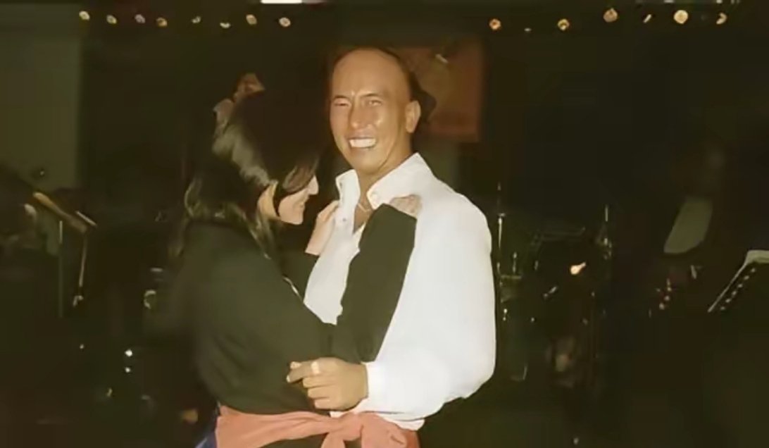 1998年具俊晔与大s旧照两人腰间被绑着衣服共舞大s看起来很娇羞不敢面对镜头但是