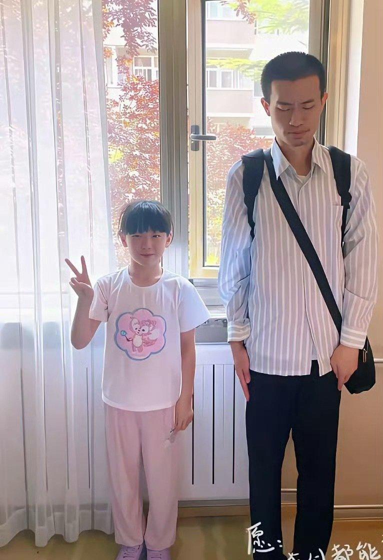 "韦神被'家人们'消耗：合影背后的无奈"韦东奕（韦神）被外甥和外甥女"强行"
