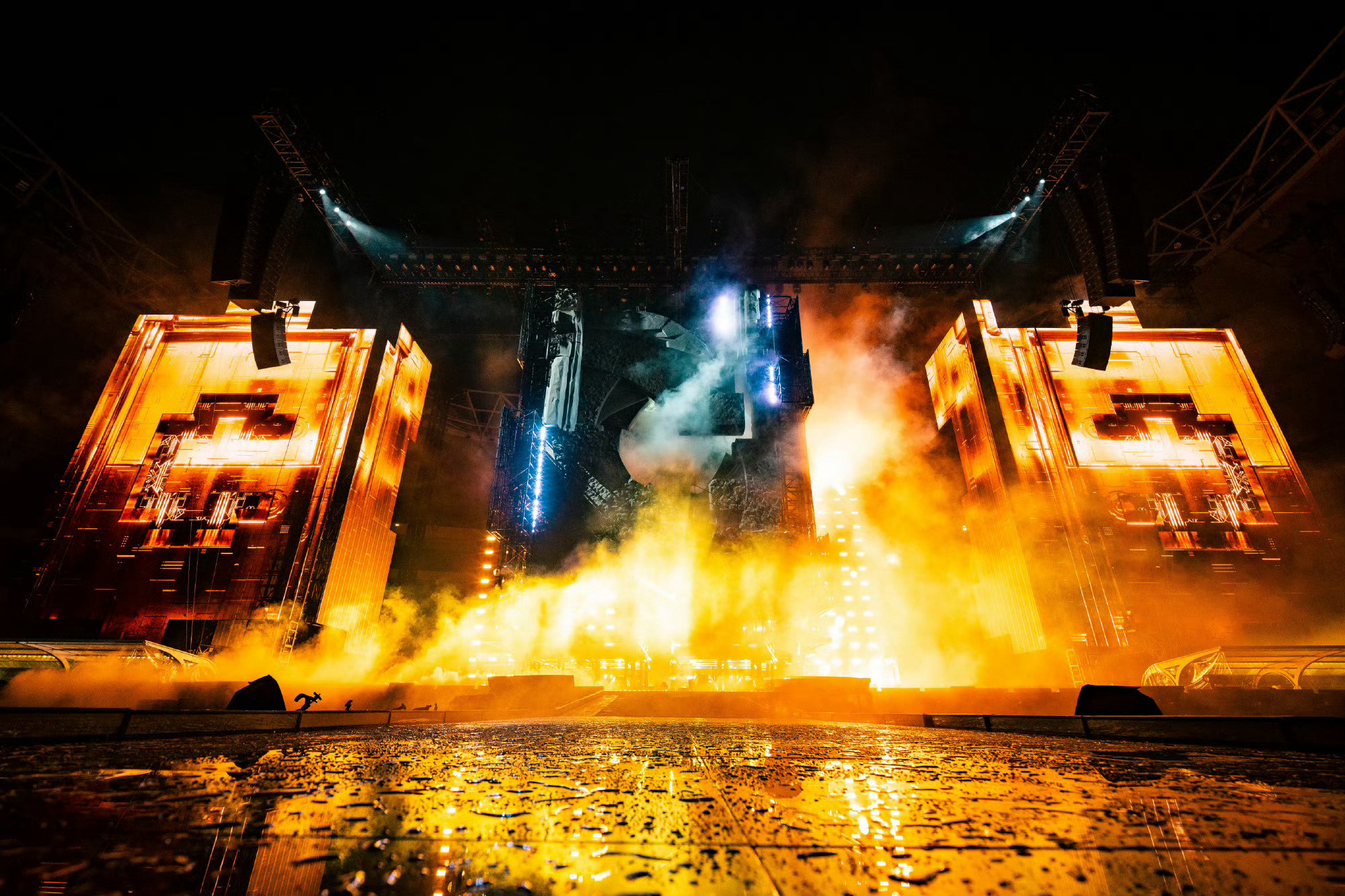 陈楚生演唱会被陈楚生暖到了✨陈楚生邀请弹唱《有没有人告诉你》的外卖小哥到场！生