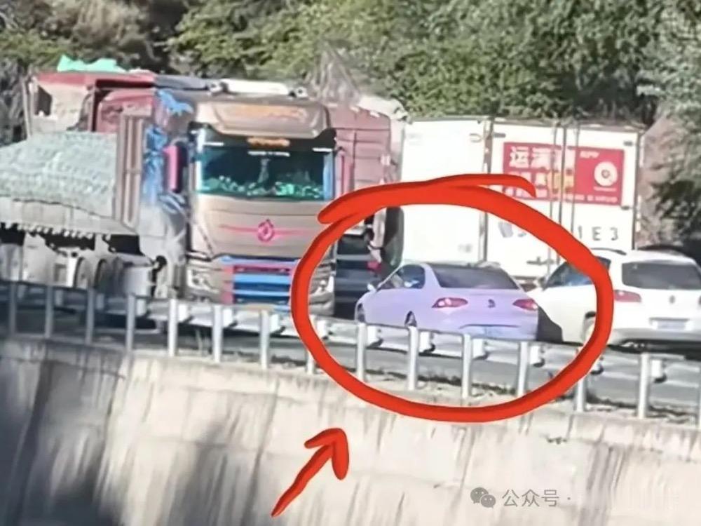 小轿车318川藏线逆行卡友逼退其2公里在西藏昌都，318线遭遇严重拥堵，已