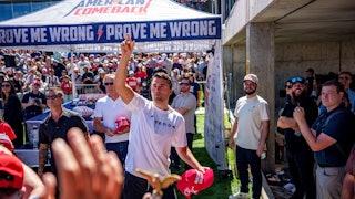 美国政客人人自危！特朗普政治盟友遭枪击身亡后，美国众议院议长约翰逊称，很多国会