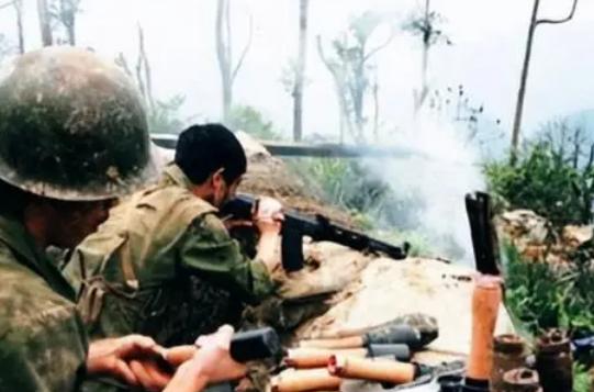 1979年，刘勇抱着一挺轻机枪，摸到越军阵地70米处，对着越军机枪手扫射，谁知子