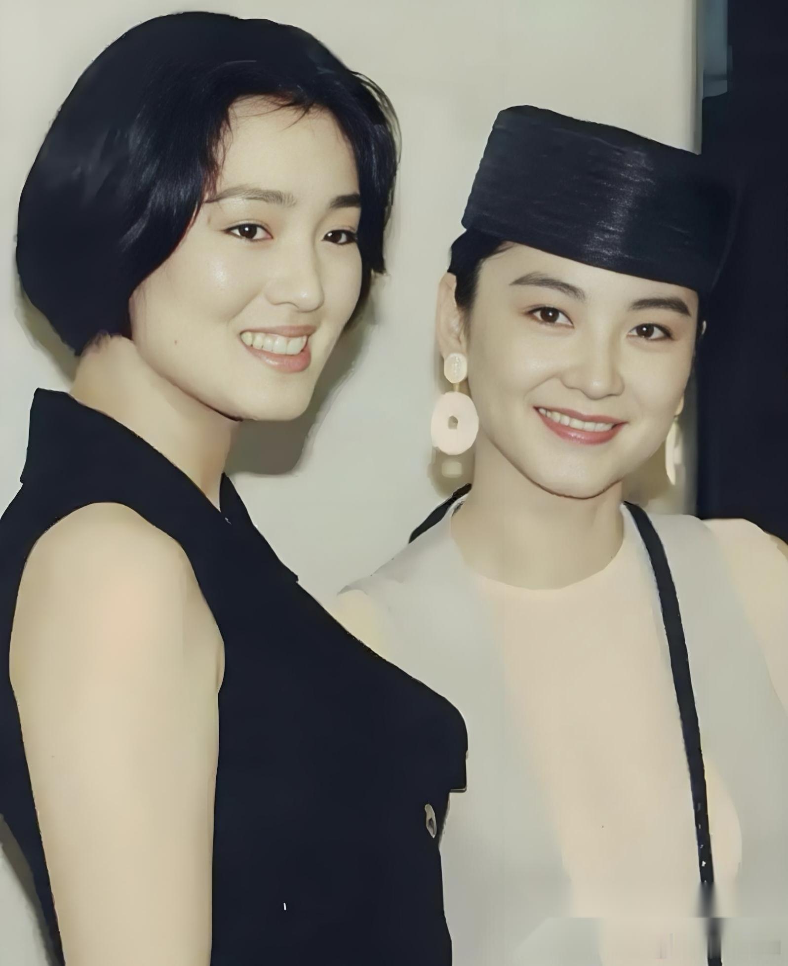 都是祖籍山东，都是知名度很高的女演员，感觉林青霞有个小小的缺点，就是身高骨架小，
