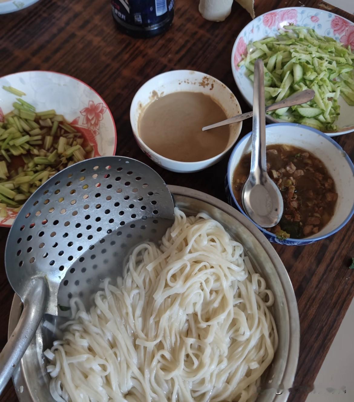 农村人是很难健康饮食的我家的饭菜都是碳水，早中晚都是大量的碳水。早上就是包子