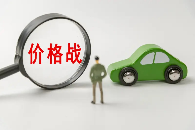 今天看到燃油车价格大跳水的热搜，降幅比往年狠太多。合资品牌都打骨折，十几万的车几万块就能提。