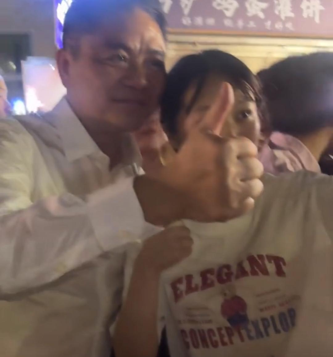 刘强东是真的性情！回老家之后，一点架子没有跟老百姓打成一片，街头小摊举杯畅饮，